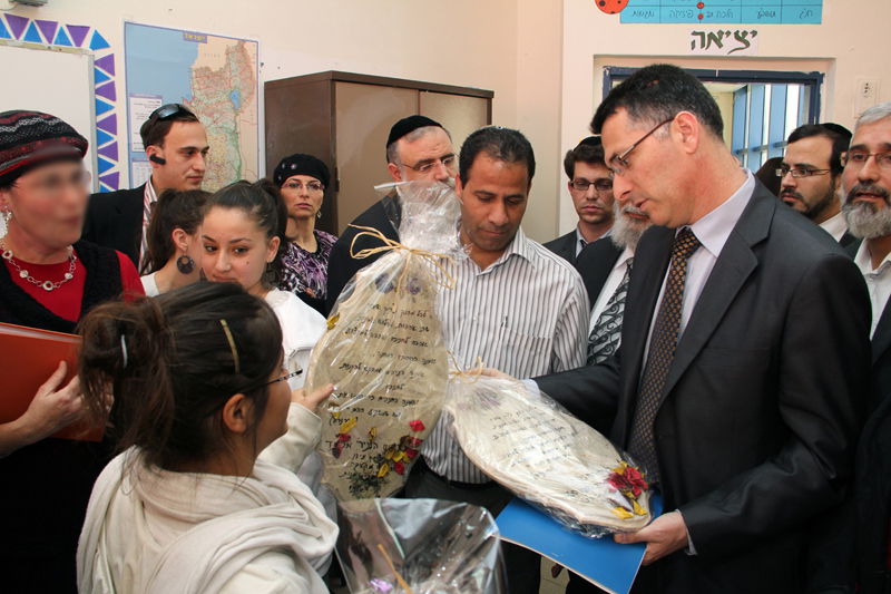 שר החינוך התקבל באלעד: "עשו לו עוול, הוא חם לדת"