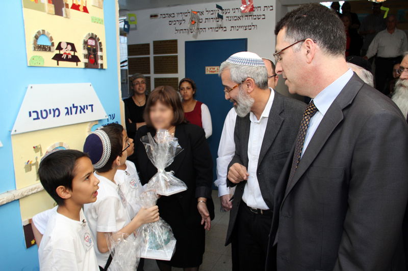 שר החינוך התקבל באלעד: "עשו לו עוול, הוא חם לדת"