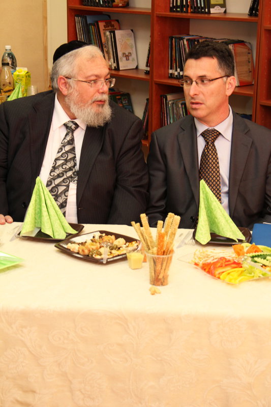 לחיצת היד שלא תראו ביומונים החרדים
