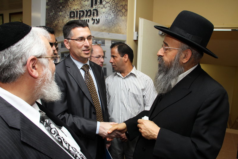 לחיצת היד שלא תראו ביומונים החרדים