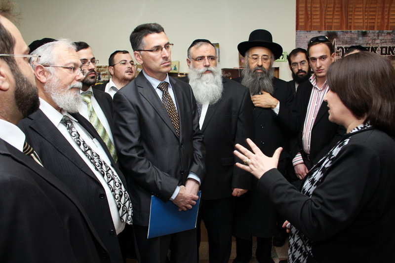 לחיצת היד שלא תראו ביומונים החרדים