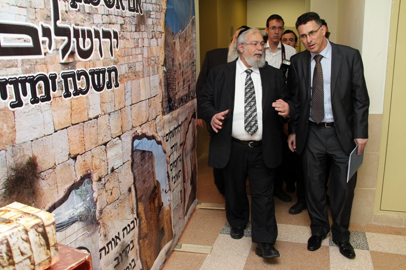לחיצת היד שלא תראו ביומונים החרדים