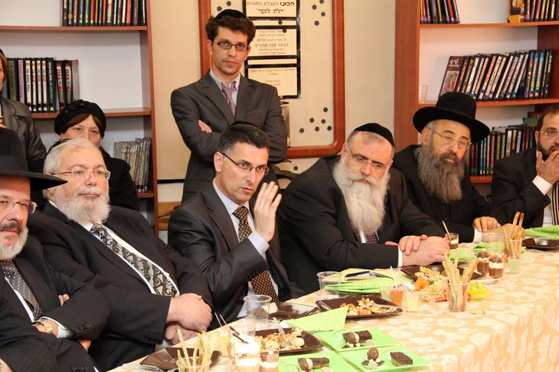 לחיצת היד שלא תראו ביומונים החרדים