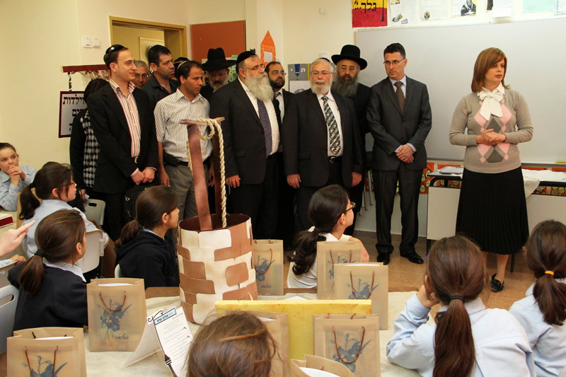 לחיצת היד שלא תראו ביומונים החרדים