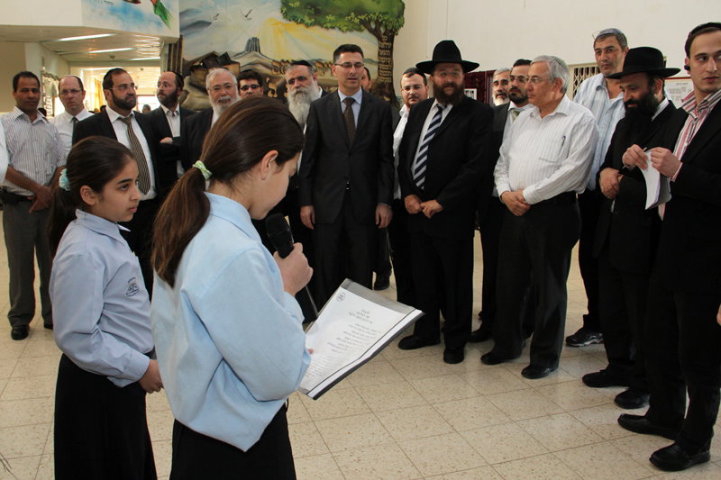 לחיצת היד שלא תראו ביומונים החרדים