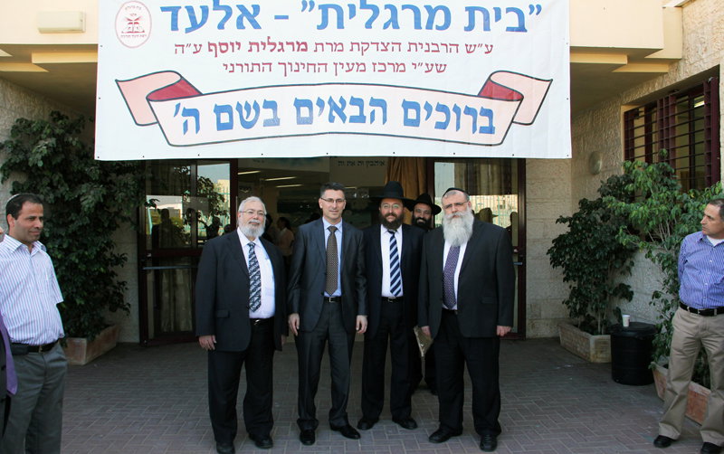 לחיצת היד שלא תראו ביומונים החרדים