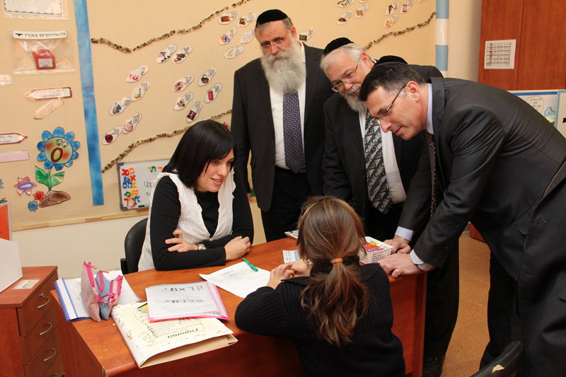 לחיצת היד שלא תראו ביומונים החרדים