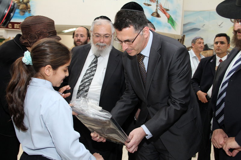 לחיצת היד שלא תראו ביומונים החרדים