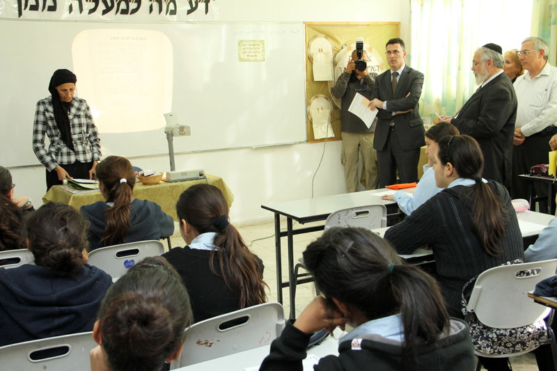 לחיצת היד שלא תראו ביומונים החרדים