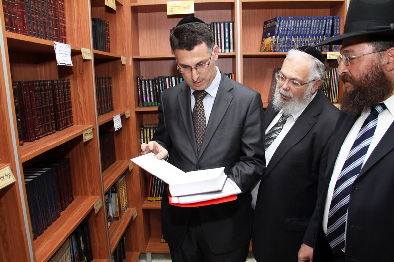 לחיצת היד שלא תראו ביומונים החרדים