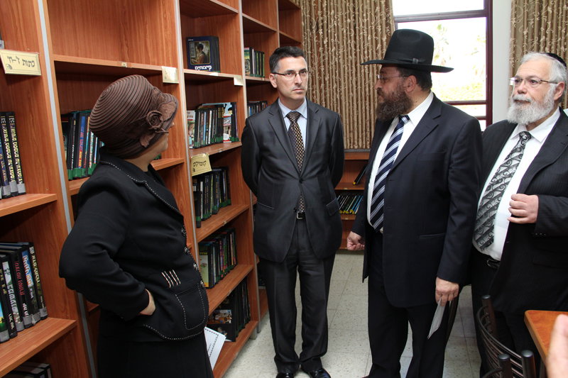 לחיצת היד שלא תראו ביומונים החרדים