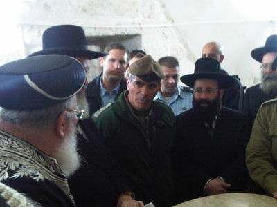 הרמטכ"ל והרבנים בתפילה חשאית בקבר יוסף