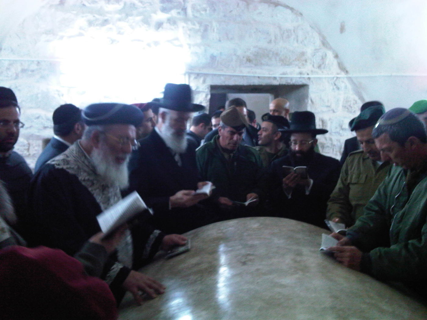 הרמטכ"ל והרבנים בתפילה חשאית בקבר יוסף