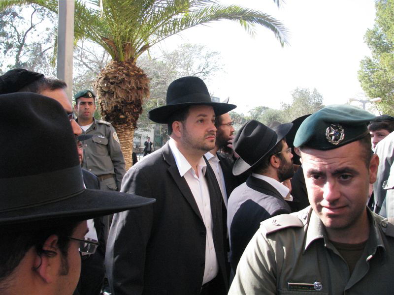 בדמעות: אלפים ליוו את הגר"י מאיר לבית החיים