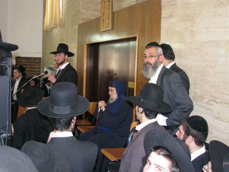 בדמעות: אלפים ליוו את הגר"י מאיר לבית החיים