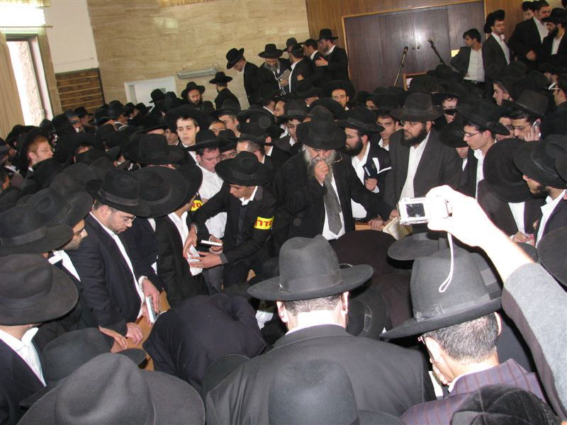 בדמעות: אלפים ליוו את הגר"י מאיר לבית החיים