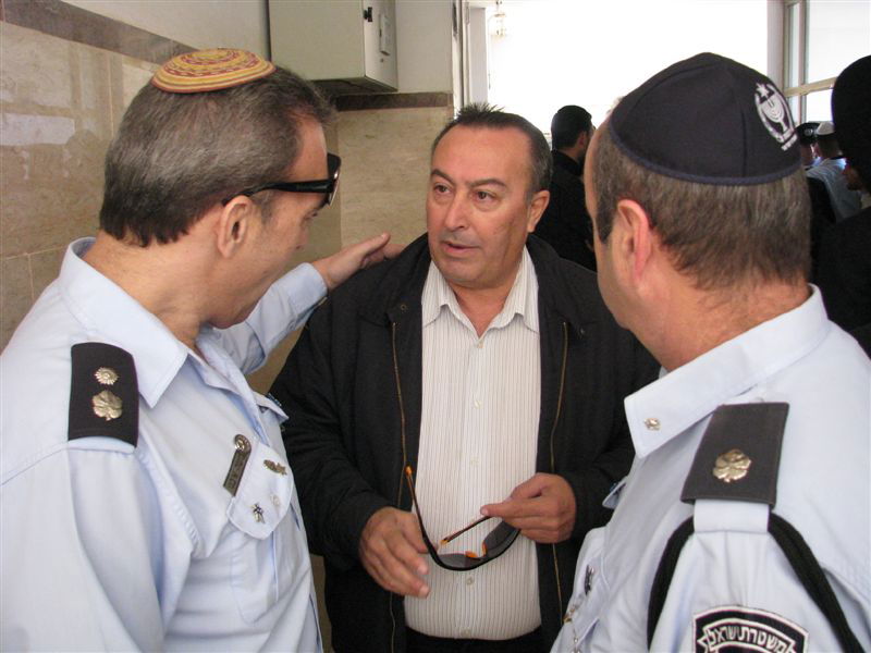 בדמעות: אלפים ליוו את הגר"י מאיר לבית החיים