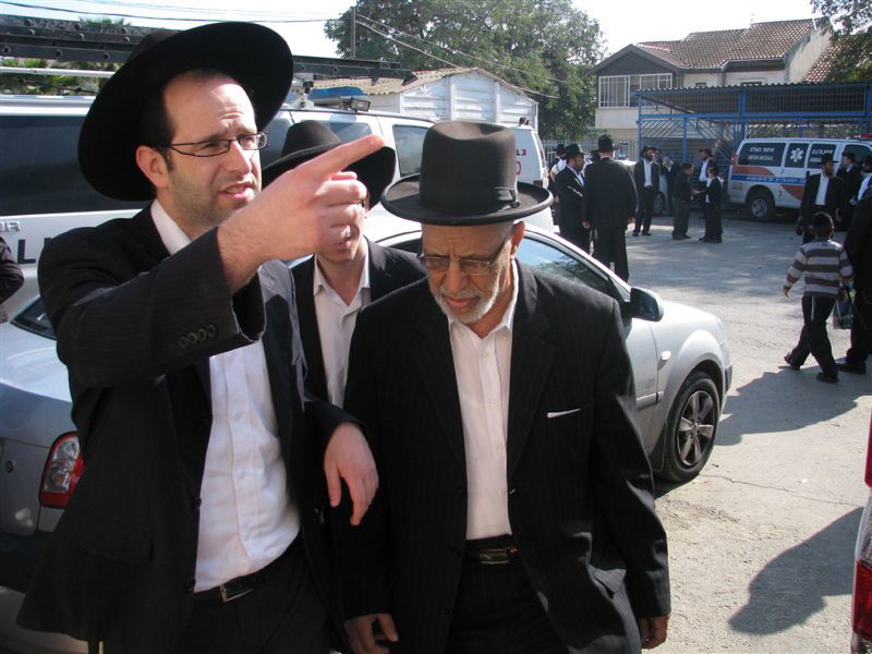 בדמעות: אלפים ליוו את הגר"י מאיר לבית החיים