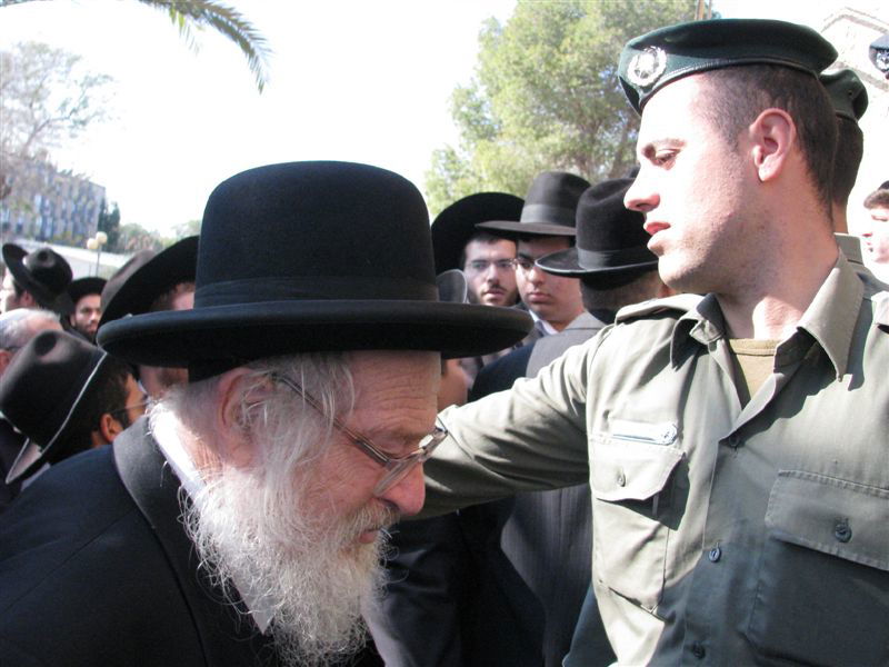 בדמעות: אלפים ליוו את הגר"י מאיר לבית החיים