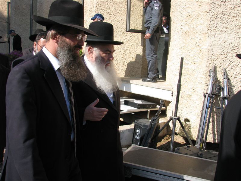 בדמעות: אלפים ליוו את הגר"י מאיר לבית החיים