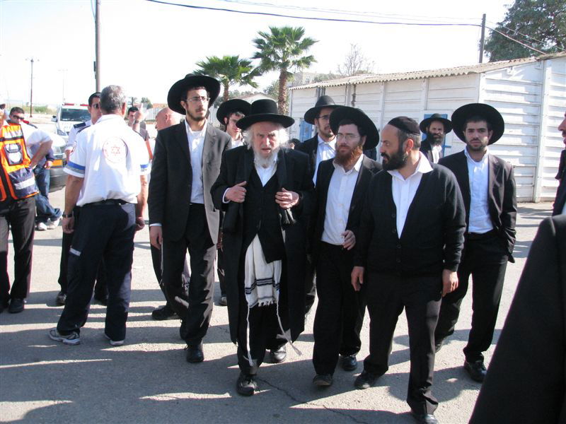 בדמעות: אלפים ליוו את הגר"י מאיר לבית החיים