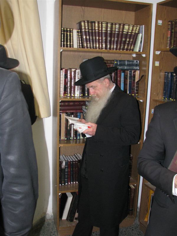 בדמעות: אלפים ליוו את הגר"י מאיר לבית החיים