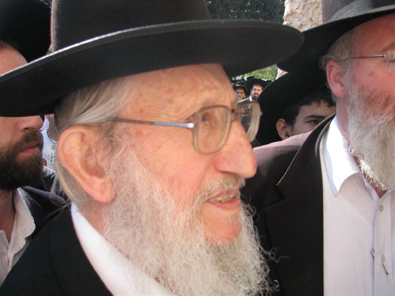 בדמעות: אלפים ליוו את הגר"י מאיר לבית החיים