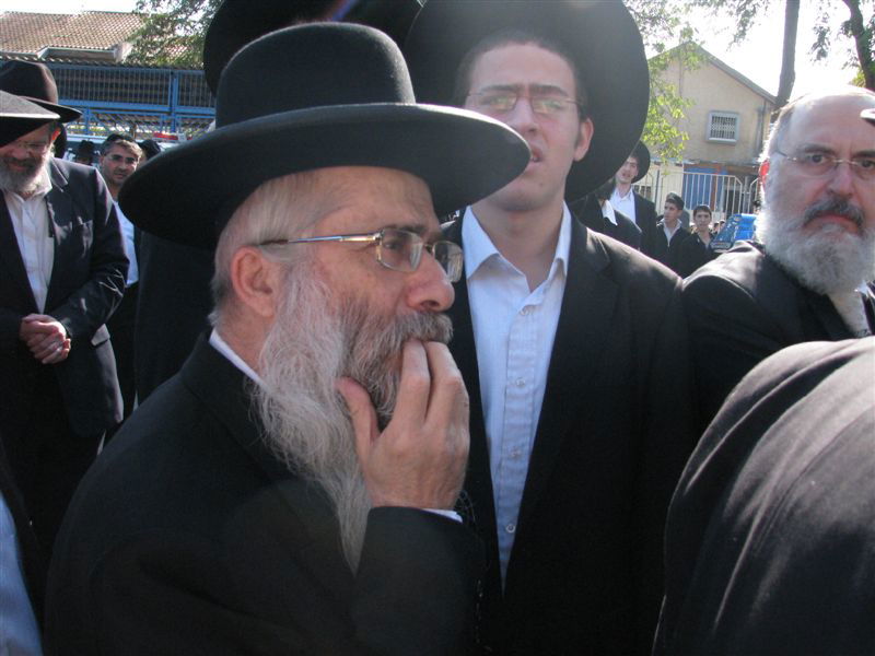 בדמעות: אלפים ליוו את הגר"י מאיר לבית החיים