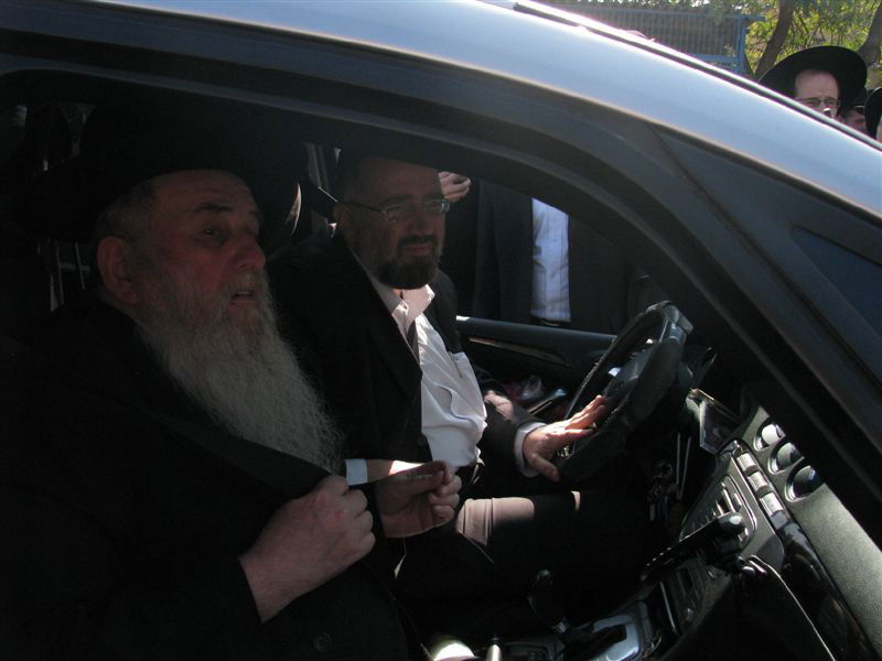 בדמעות: אלפים ליוו את הגר"י מאיר לבית החיים