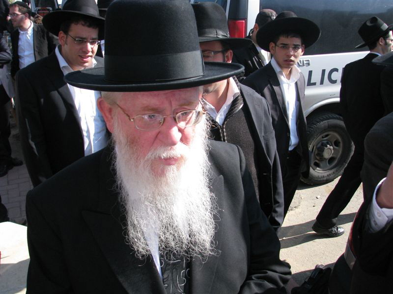 בדמעות: אלפים ליוו את הגר"י מאיר לבית החיים