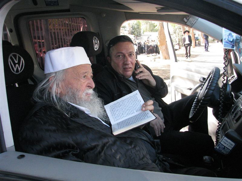 בדמעות: אלפים ליוו את הגר"י מאיר לבית החיים