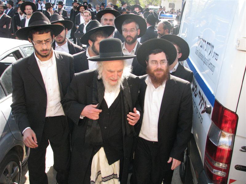 בדמעות: אלפים ליוו את הגר"י מאיר לבית החיים