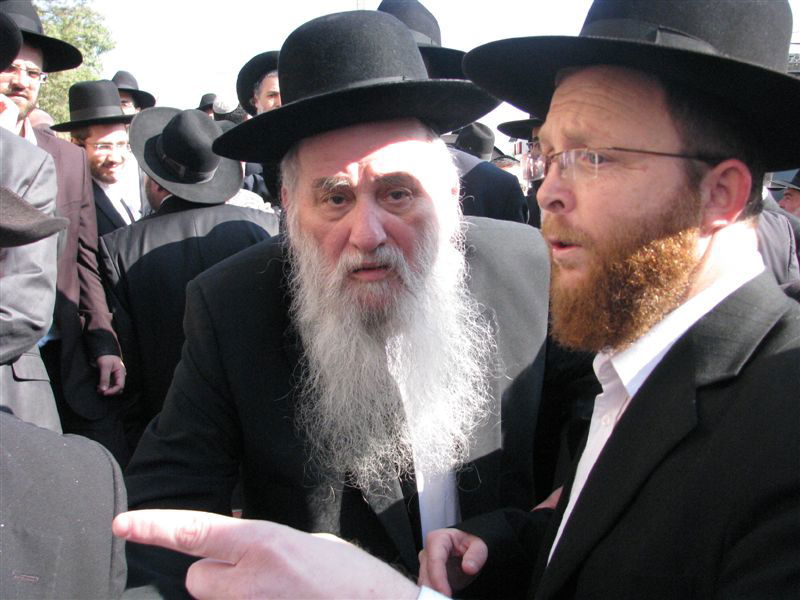 בדמעות: אלפים ליוו את הגר"י מאיר לבית החיים