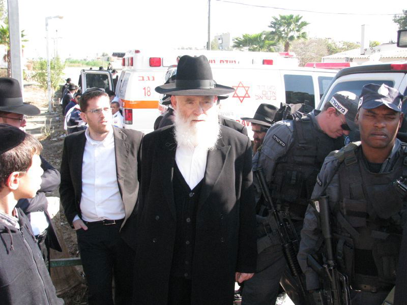 בדמעות: אלפים ליוו את הגר"י מאיר לבית החיים