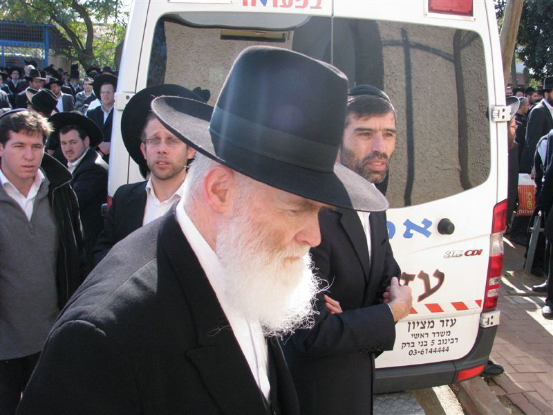 בדמעות: אלפים ליוו את הגר"י מאיר לבית החיים