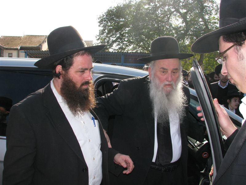 בדמעות: אלפים ליוו את הגר"י מאיר לבית החיים