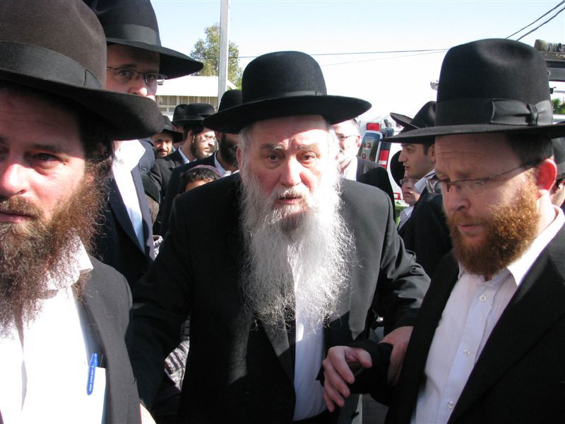 בדמעות: אלפים ליוו את הגר"י מאיר לבית החיים