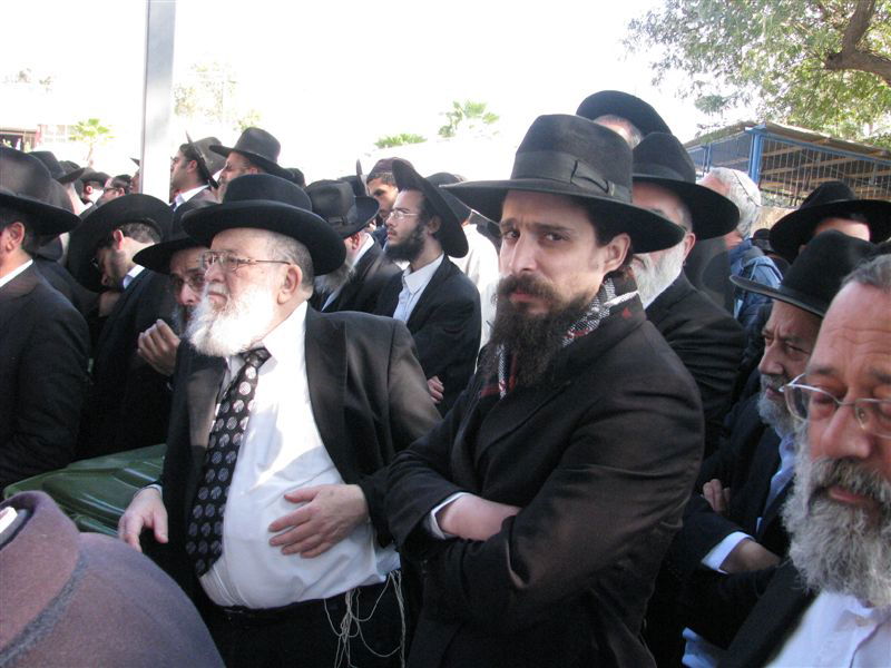 בדמעות: אלפים ליוו את הגר"י מאיר לבית החיים