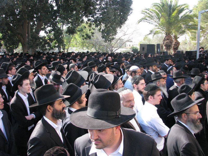 בדמעות: אלפים ליוו את הגר"י מאיר לבית החיים