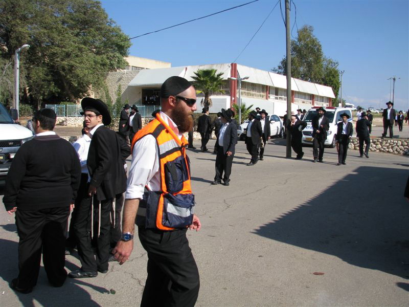 בדמעות: אלפים ליוו את הגר"י מאיר לבית החיים
