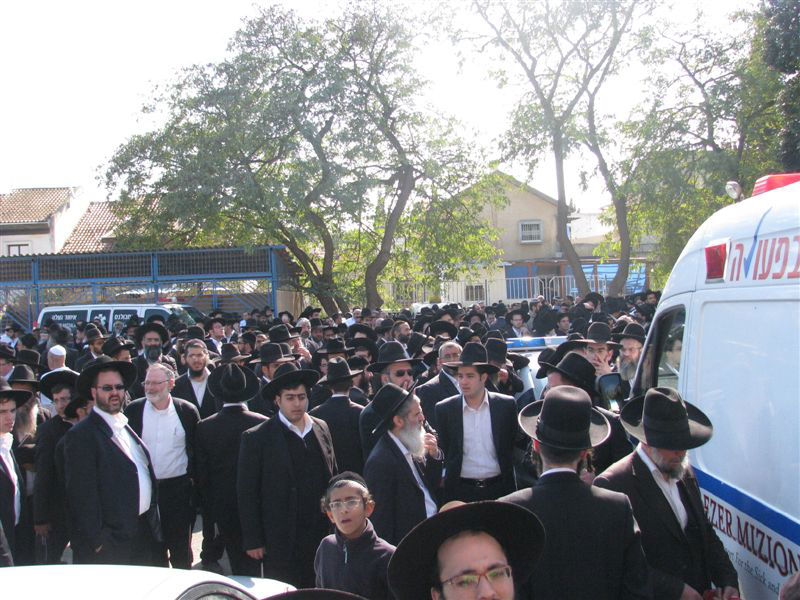 בדמעות: אלפים ליוו את הגר"י מאיר לבית החיים