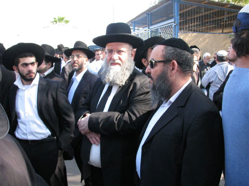 בדמעות: אלפים ליוו את הגר"י מאיר לבית החיים