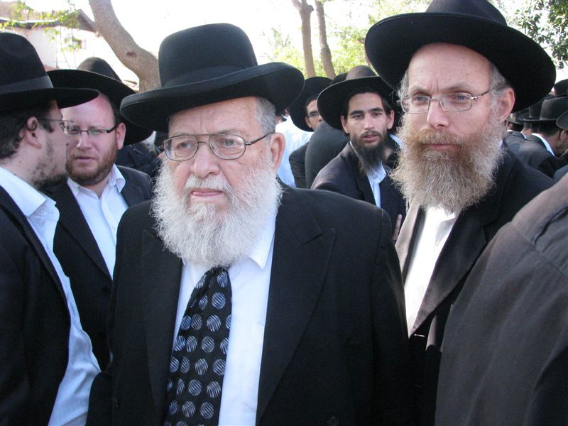 בדמעות: אלפים ליוו את הגר"י מאיר לבית החיים