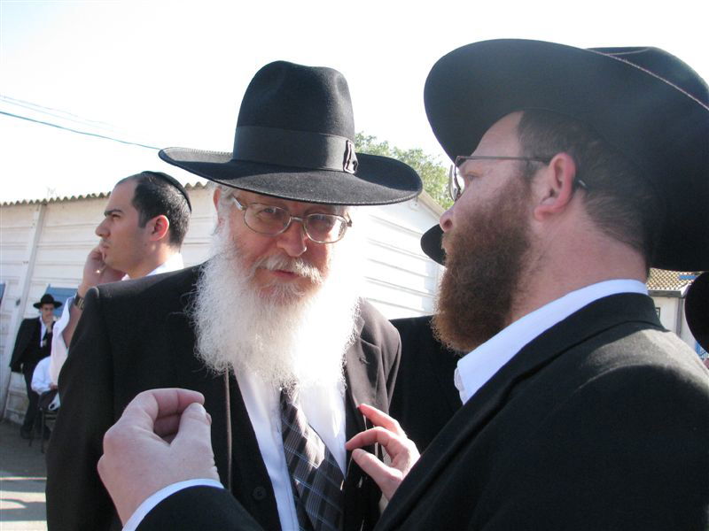 בדמעות: אלפים ליוו את הגר"י מאיר לבית החיים