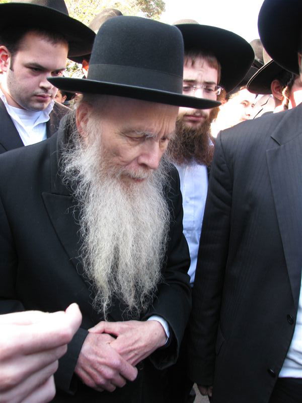 בדמעות: אלפים ליוו את הגר"י מאיר לבית החיים