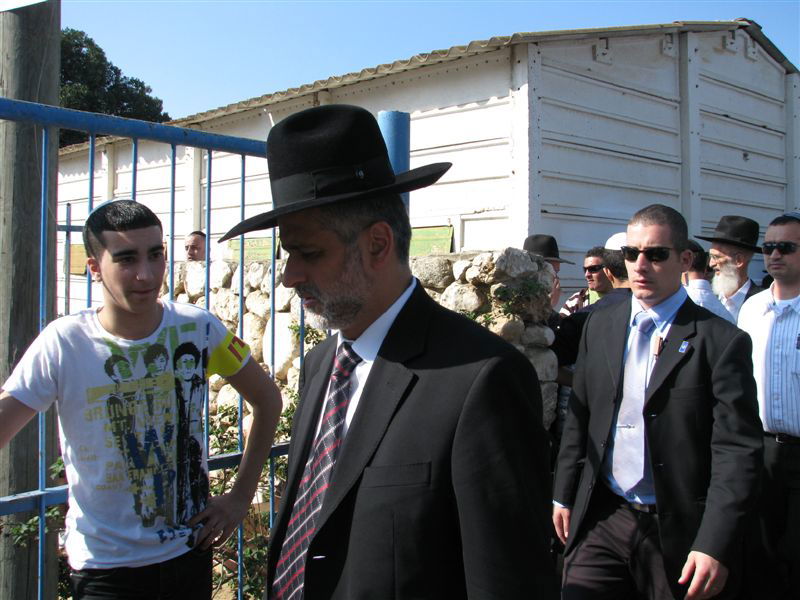 בדמעות: אלפים ליוו את הגר"י מאיר לבית החיים