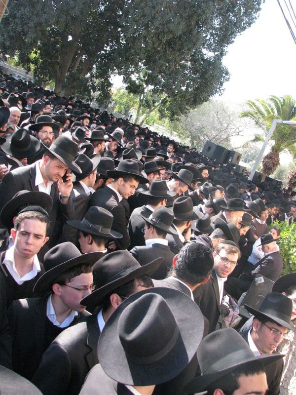בדמעות: אלפים ליוו את הגר"י מאיר לבית החיים