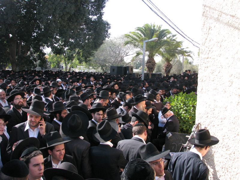 בדמעות: אלפים ליוו את הגר"י מאיר לבית החיים