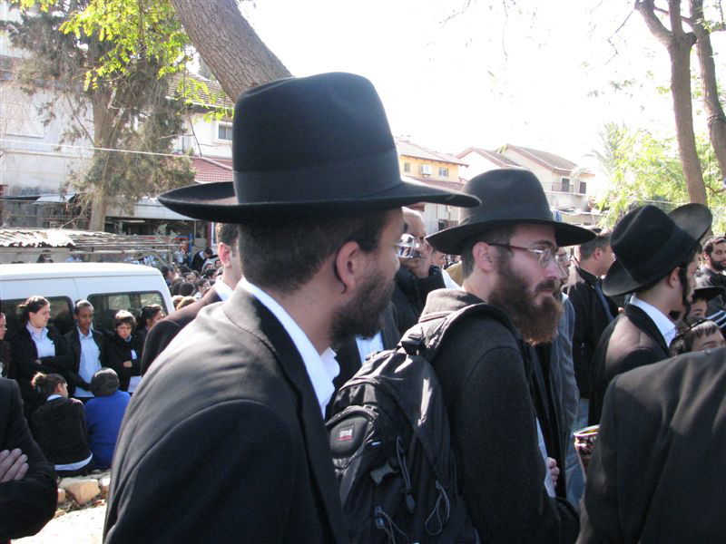 בדמעות: אלפים ליוו את הגר"י מאיר לבית החיים