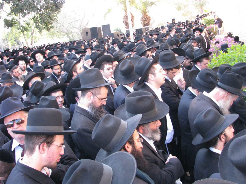 בדמעות: אלפים ליוו את הגר"י מאיר לבית החיים